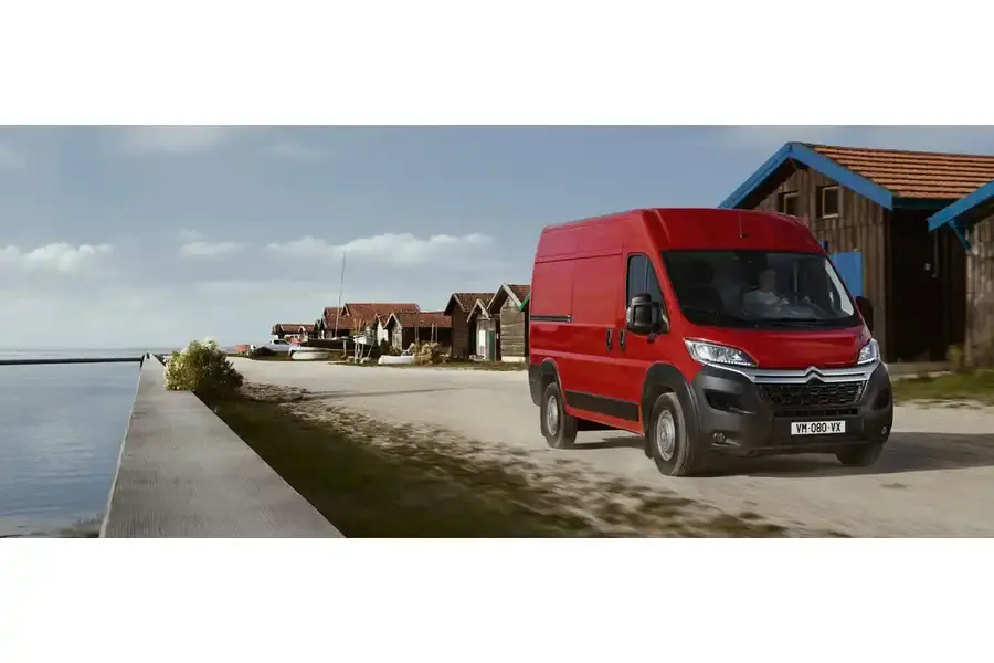 Systemy bezpieczeństwa w samochodach dostawczych