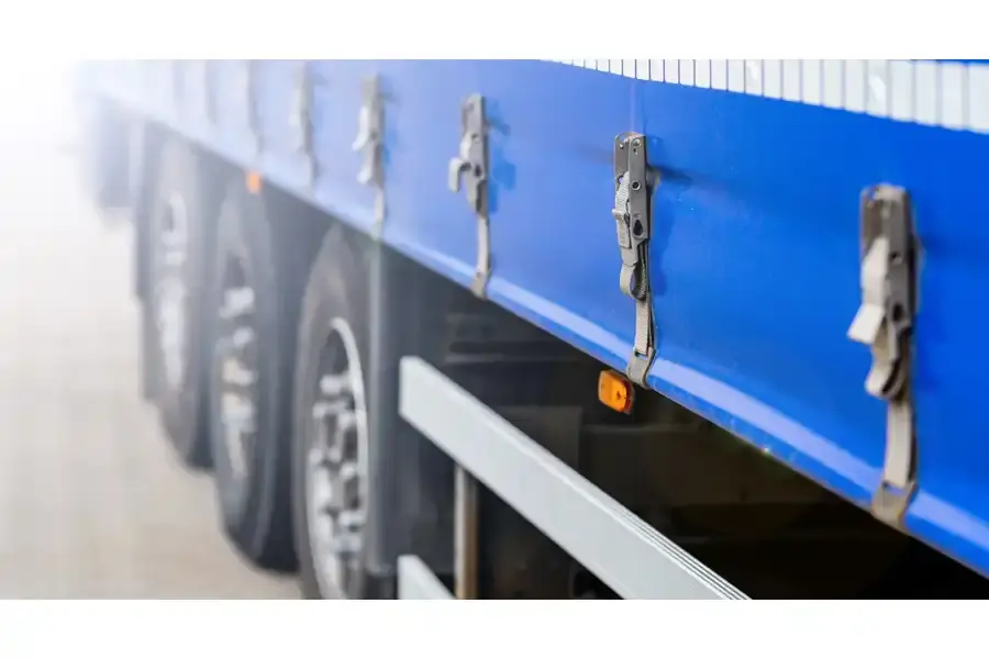 Uniwersalne samochody dostawcze z plandeką 